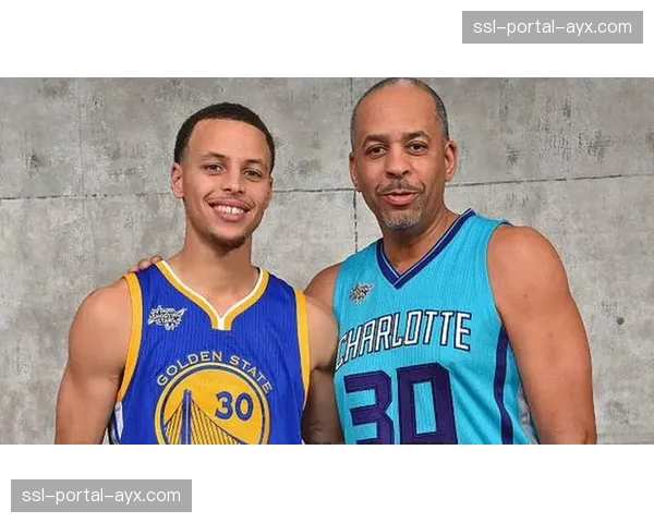 特写：斯蒂芬·库里在命中第3500记三分球后，与队友克雷·汤普森撞胸庆祝