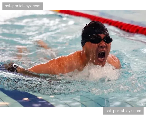 特写:对手教练提前识破战术,场边大喊指挥防守,迫使进攻方临机应变 特写:对手教练提前识破战术,场边大喊指挥防守,迫使进攻方临机应变